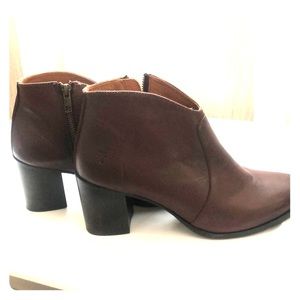 Frye redwood ankle heel booties size  8.5